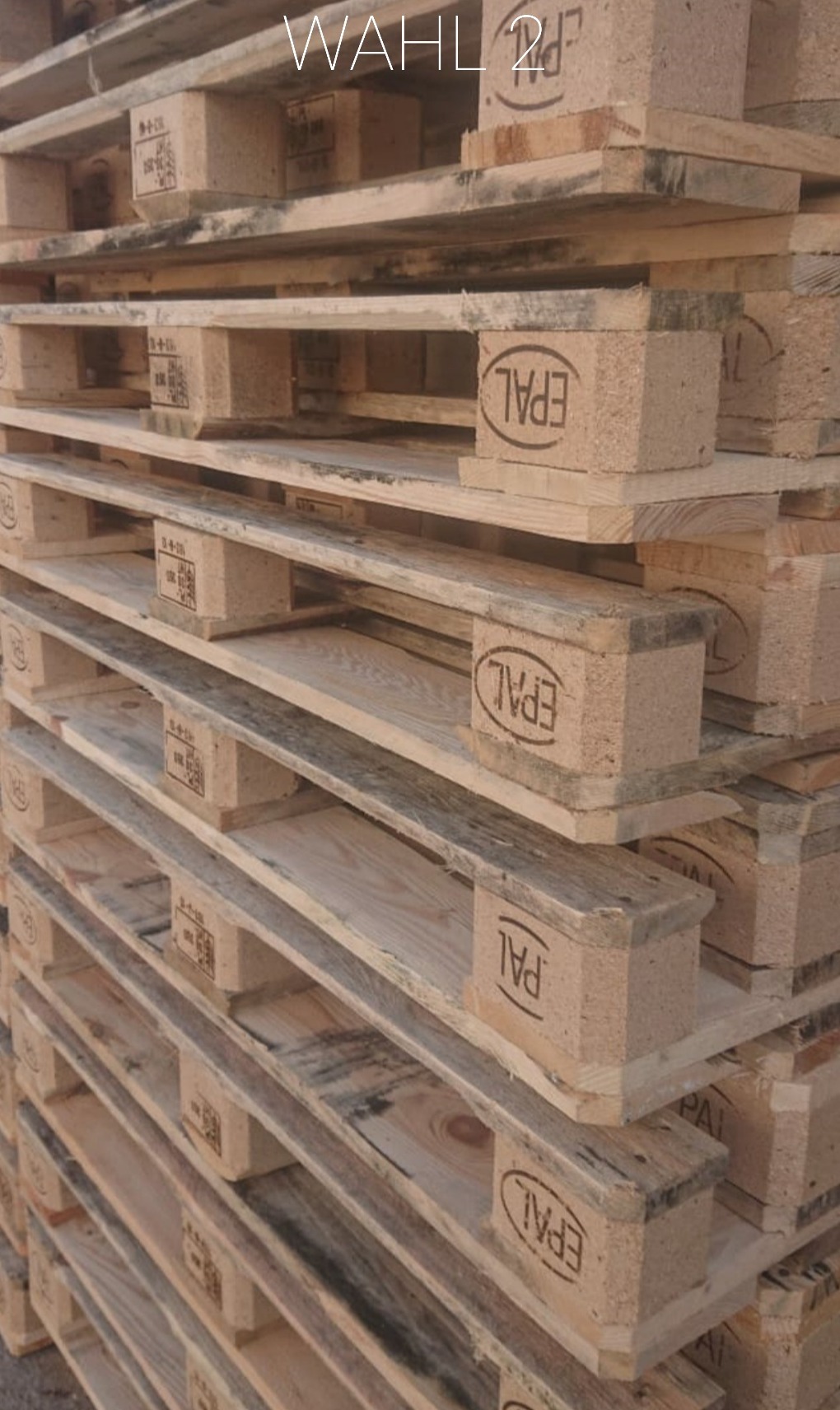 Stos drewnianych palet EPAL, widoczne oznaczenia certyfikacyjne i ślady użytkowania, ułożone jeden na drugim.