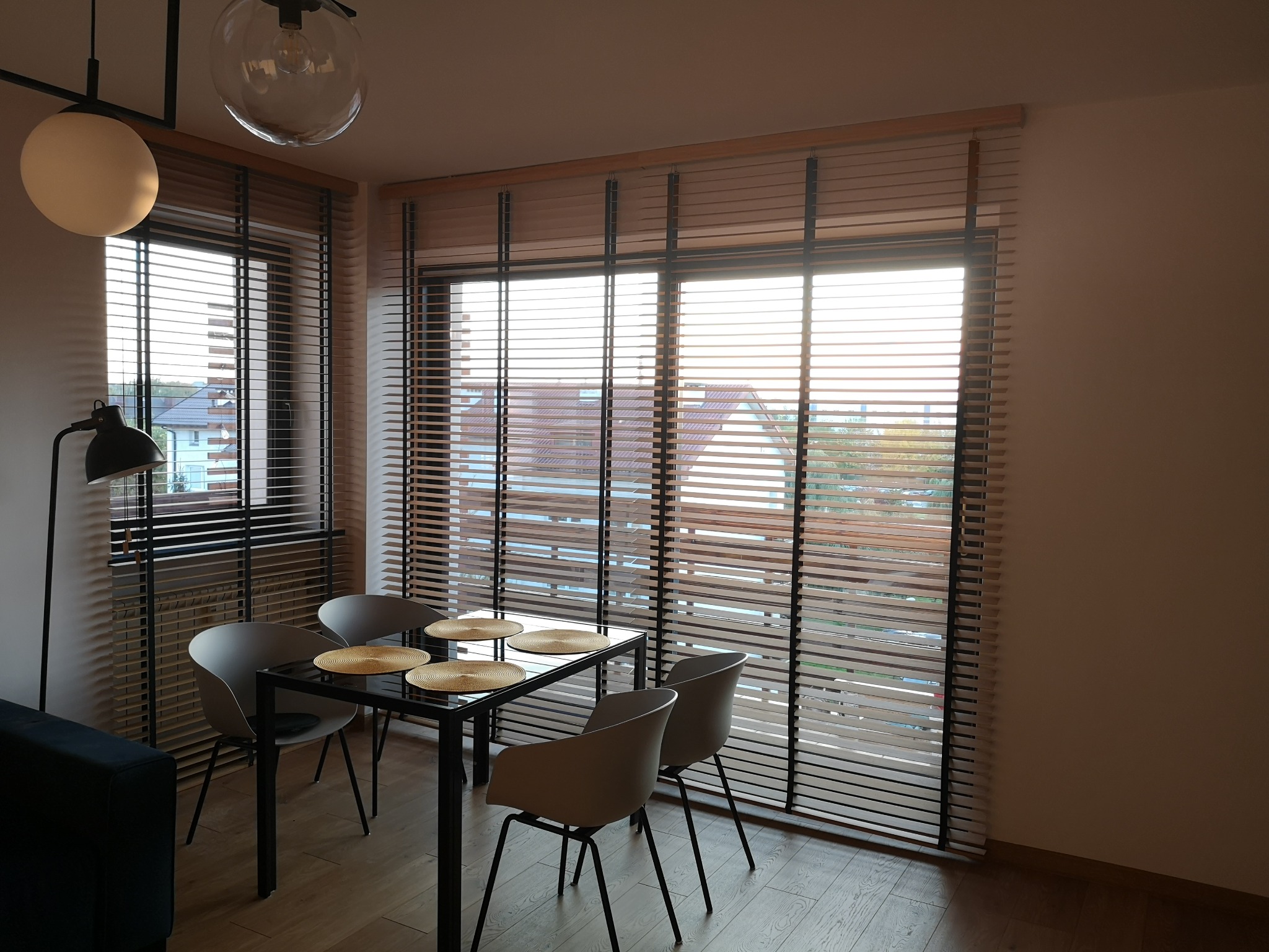 Żaluzje bambusowe, taśmy czarne, napęd elektryczny sterowany radiowo.