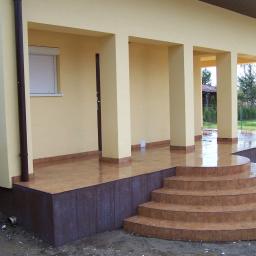 W tym zleceniu została wykonana elewacja, oraz schody 