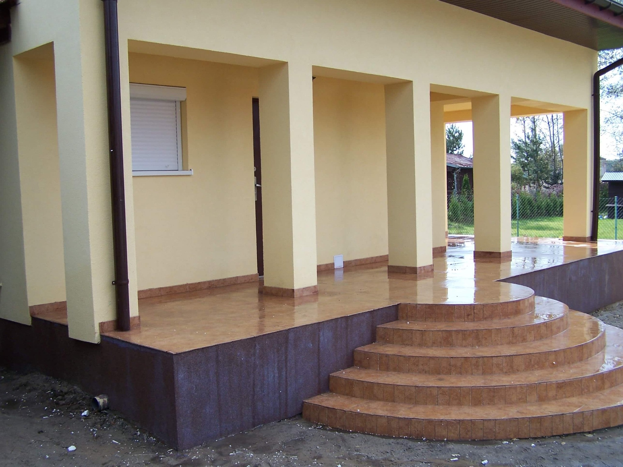 W tym zleceniu została wykonana elewacja, oraz schody