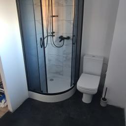 Montaż pryszcznica za kabina i WC