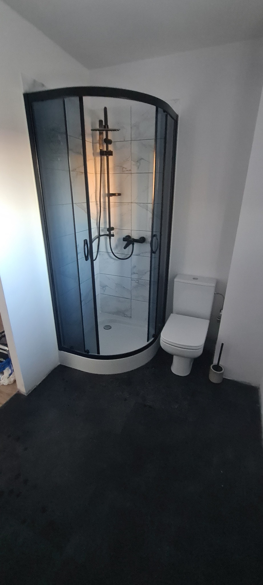 Montaż pryszcznica za kabina i WC