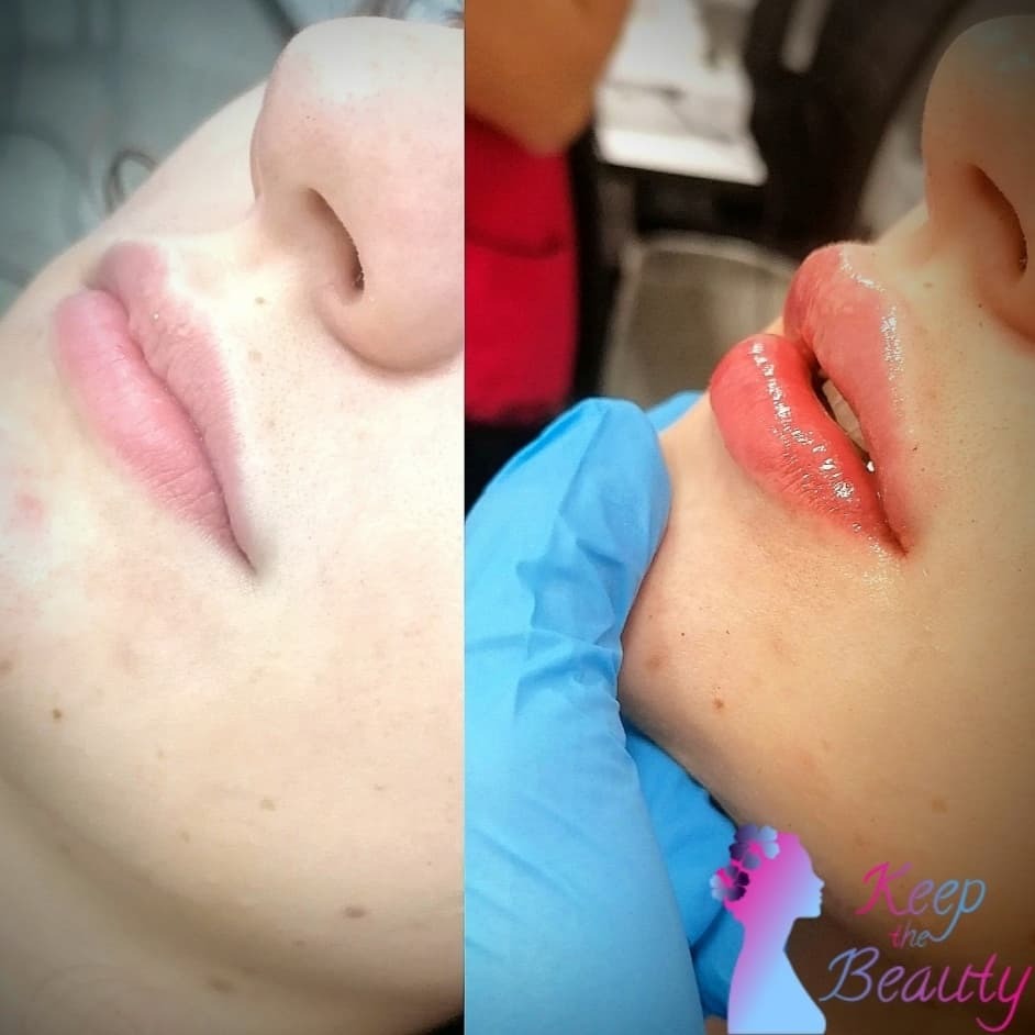 Porównanie ust przed i po zabiegu makijażu permanentnego; po prawej stronie usta w intensywnym odcieniu czerwieni, widoczna ręka w niebieskiej rękawiczce, w tle logo firmy.