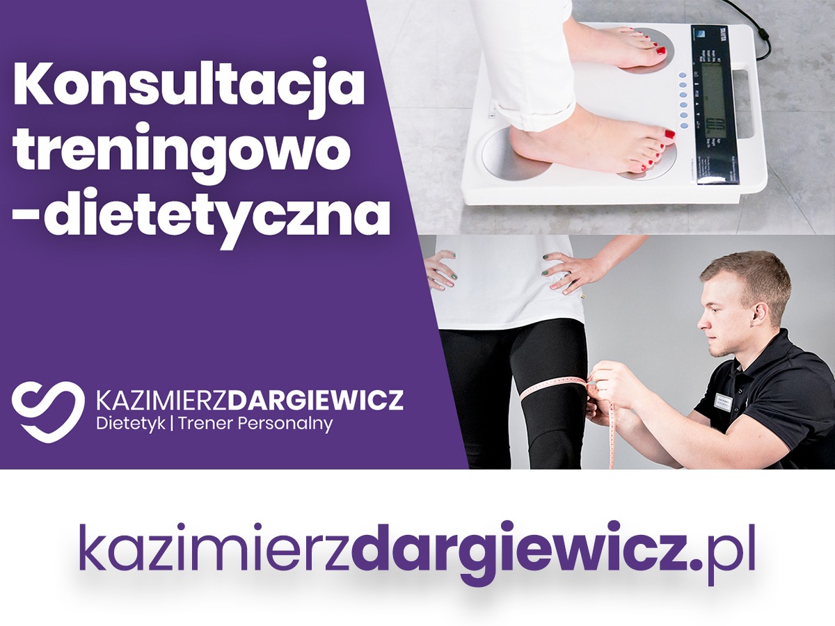 Konsultacja treningowo-dietetyczna: klientka na wadze analizującej skład ciała, trener personalny mierzy obwód uda taśmą mierniczą.