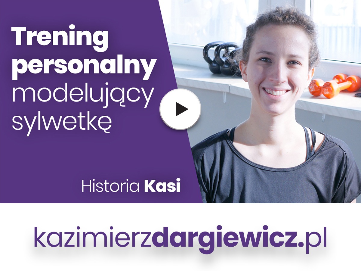 Uśmiechnięta kobieta po treningu, w tle kettlebells i hantle na parapecie, z nakładką graficzną z tekstem 'Trening personalny modelujący sylwetkę' i adresem strony internetowej.
