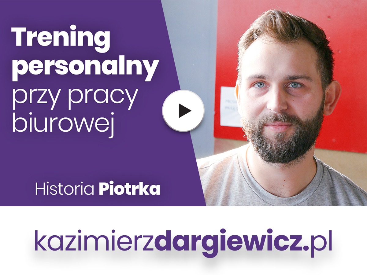 Portret mężczyzny z brodą na tle czerwonej ściany w Warszawie, obok fioletowy baner z tekstem o treningu personalnym i adres strony internetowej.