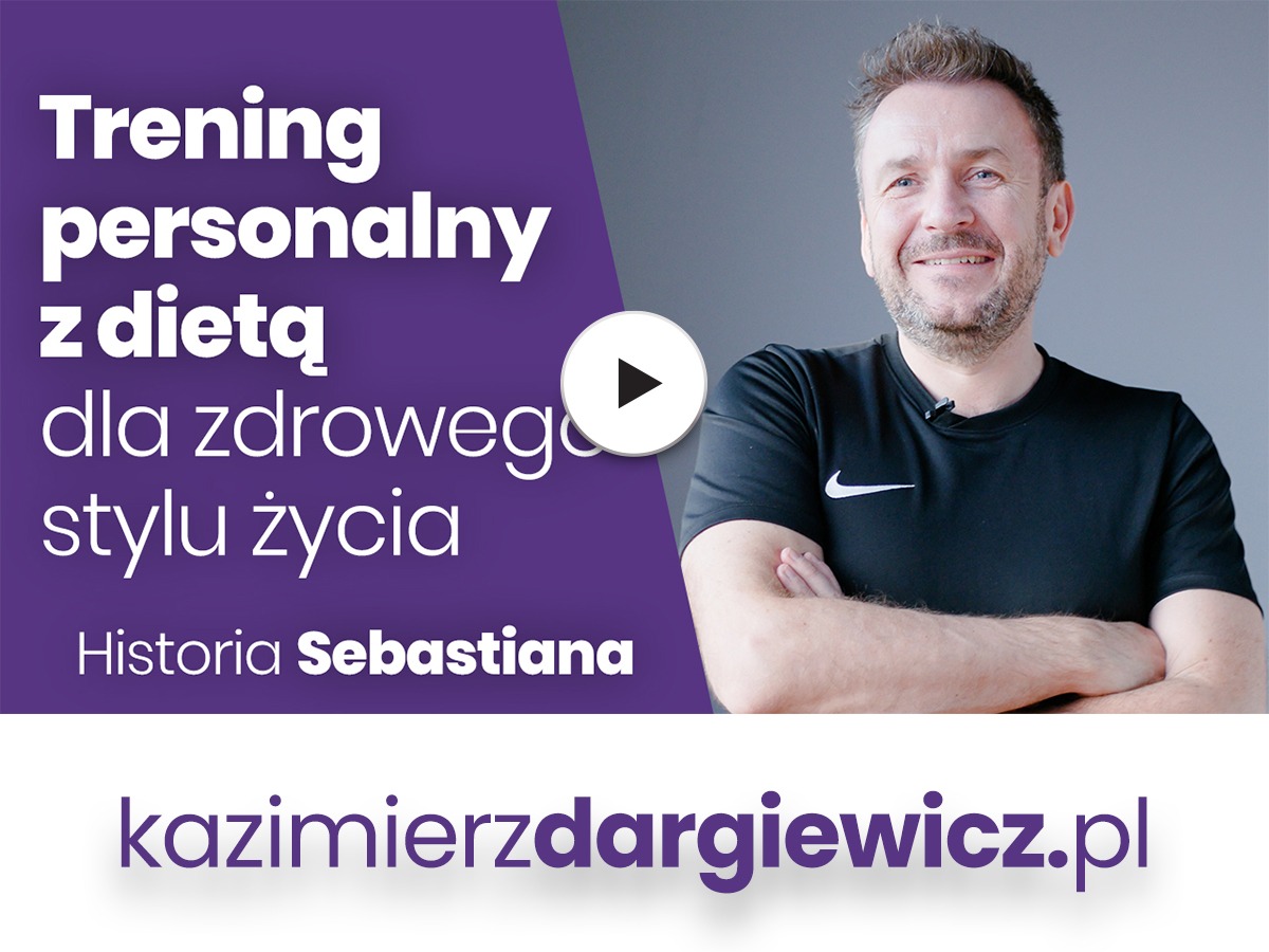Mężczyzna z uśmiechem na twarzy, w czarnej koszulce sportowej z logo, na tle fioletowego banera z napisem 'Trening personalny z dietą dla zdrowego stylu życia' oraz adresem strony internetowej.