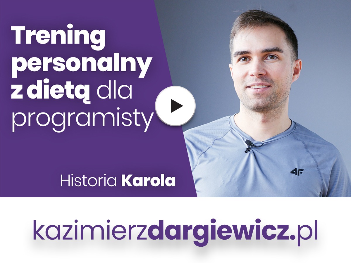 Mężczyzna w sportowej koszulce z mikrofonem, obok fioletowy baner z tekstem 'Trening personalny z dietą dla programisty' i przyciskiem odtwarzania wideo.