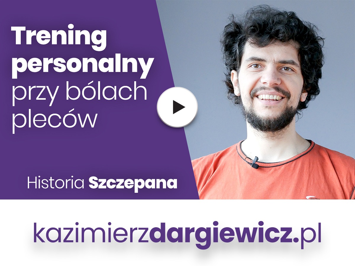 Mężczyzna z mikrofonem krawatowym uśmiecha się na tle planszy z napisem 'Trening personalny przy bólach pleców' i adresem strony internetowej.