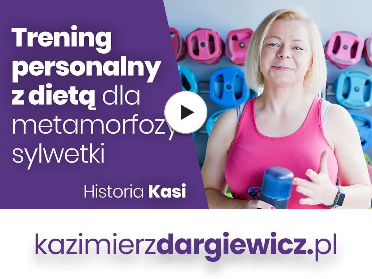 Uśmiechnięta blondynka w różowym topie trzymająca bidon na tle ściany z kolorowymi obciążeniami do ćwiczeń.