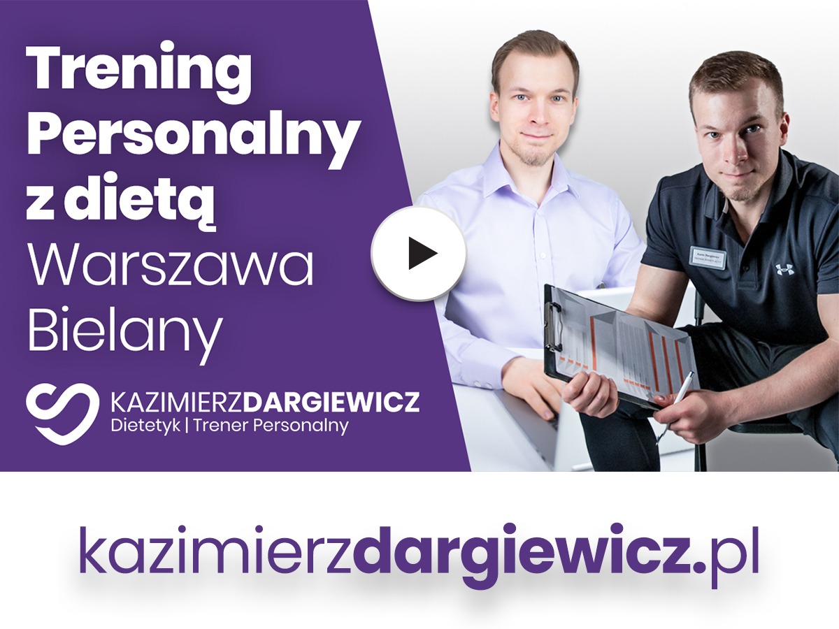 Dwóch mężczyzn prezentuje plan treningowy na klipboardzie, jeden w koszuli, drugi w sportowej koszulce z logo, uśmiechnięci, na jasnym tle, z elementami graficznymi i logo firmy.
