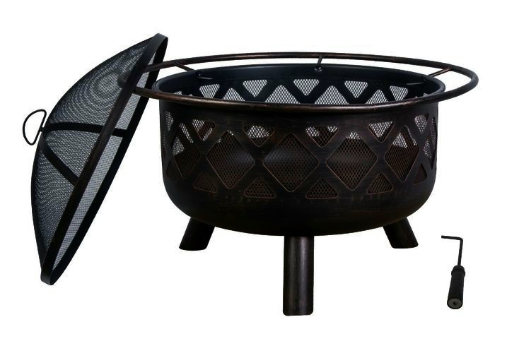 Metalowe palenisko ogrodowe z ażurowym wzorem rombów, na trzech nogach, z siatkową pokrywą i narzędziem do podnoszenia pokrywy, w kolorze ciemnego brązu z efektem postarzenia.