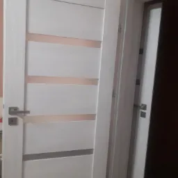 Montaż drzwi z ościeżnicą regulowaną.