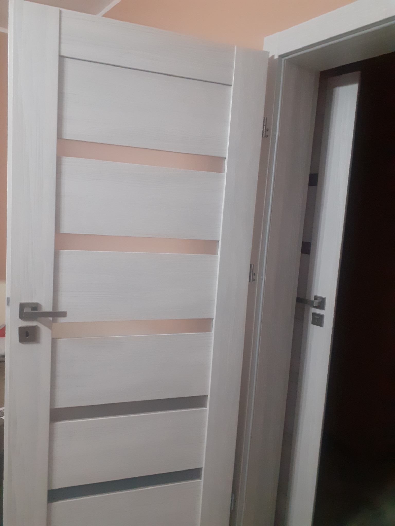 Montaż drzwi z ościeżnicą regulowaną.