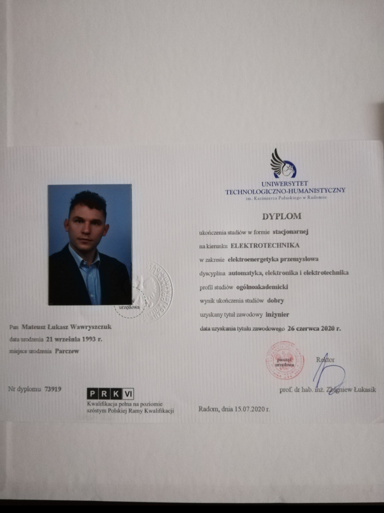 Skan dyplomu ukończenia studiów na kierunku elektrotechnika, Uniwersytet Technologiczno-Humanistyczny w Radomiu, zdjęcie absolwenta Mateusza Łukasza Wawryszczuka.