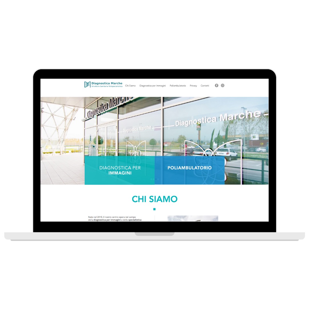 Laptop wyświetlający stronę internetową placówki medycznej Diagnostica Marche z widocznym wejściem do budynku i informacjami o diagnostyce obrazowej i poliambulatorium.