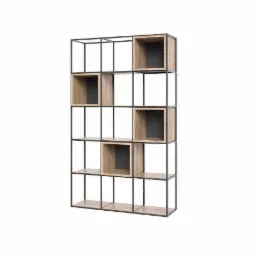 Regał modułowy z drewnianymi półkami i czarną metalową ramą, niektóre półki z szarym tłem, na białym tle.