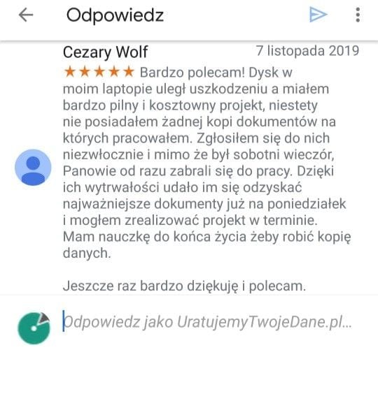 Zrzut ekranu pozytywnej recenzji klienta z Olsztyna, Cezarego Wolfa, z dnia 7 listopada 2019 roku. Klient poleca firmę za skuteczne odzyskanie danych z uszkodzonego dysku laptopa, co pozwoliło mu...
