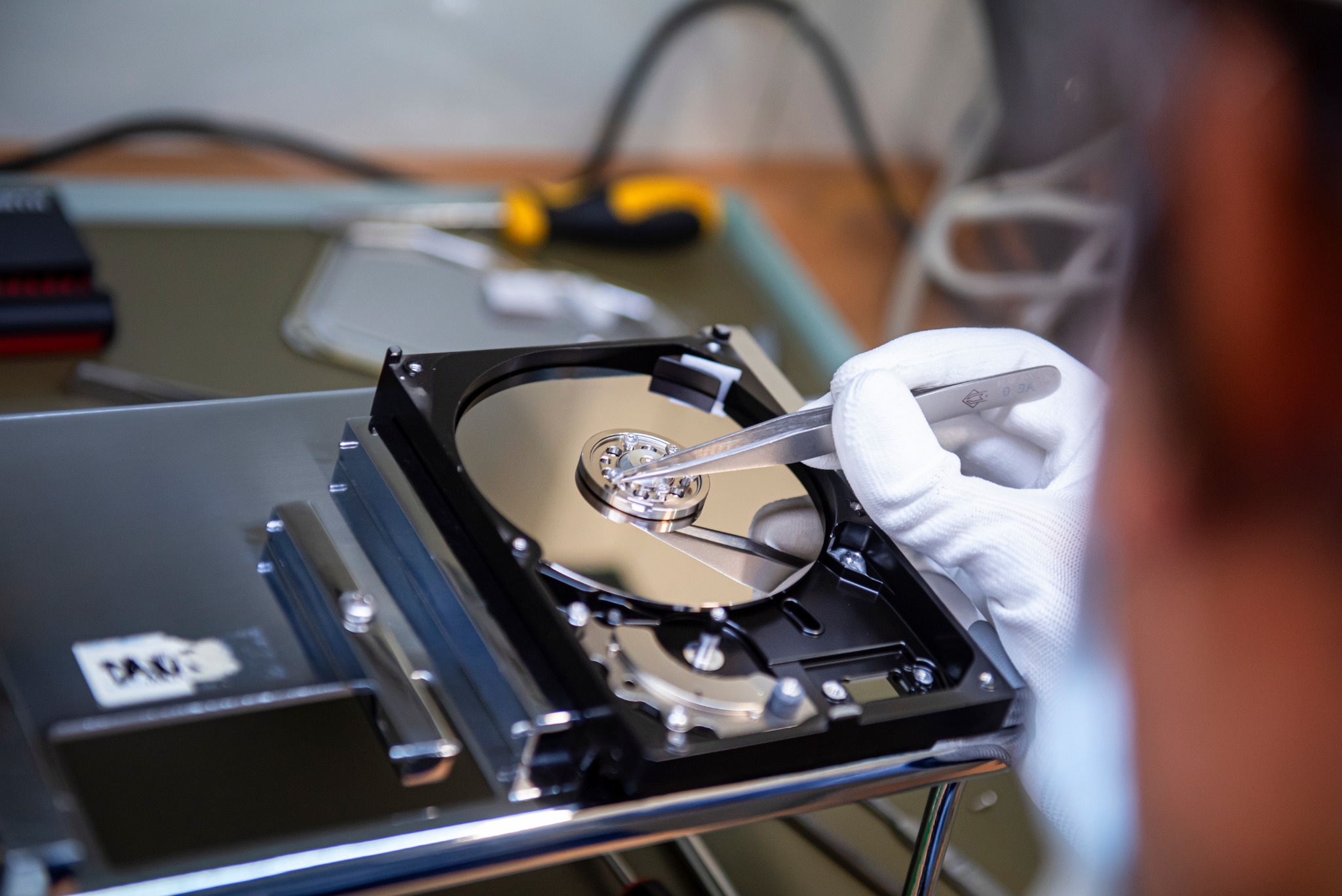 Wymiana głowic w specjalnej komorze laminarnej.