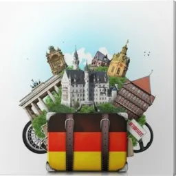 Walizka z flagą Niemiec otoczona miniaturami charakterystycznych budowli niemieckich, takich jak Brama Brandenburska i zamek Neuschwanstein, na białym tle.