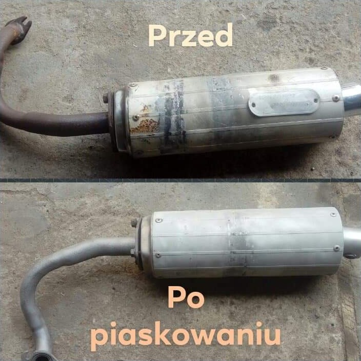 Zestawienie stanu rury wydechowej motocykla przed i po oczyszczeniu, widoczne różnice w kolorze i usunięcie rdzy.
