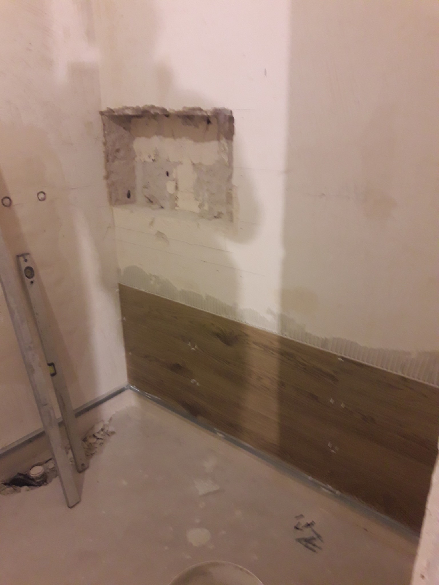 Wykuwamy półki pod prysznicem