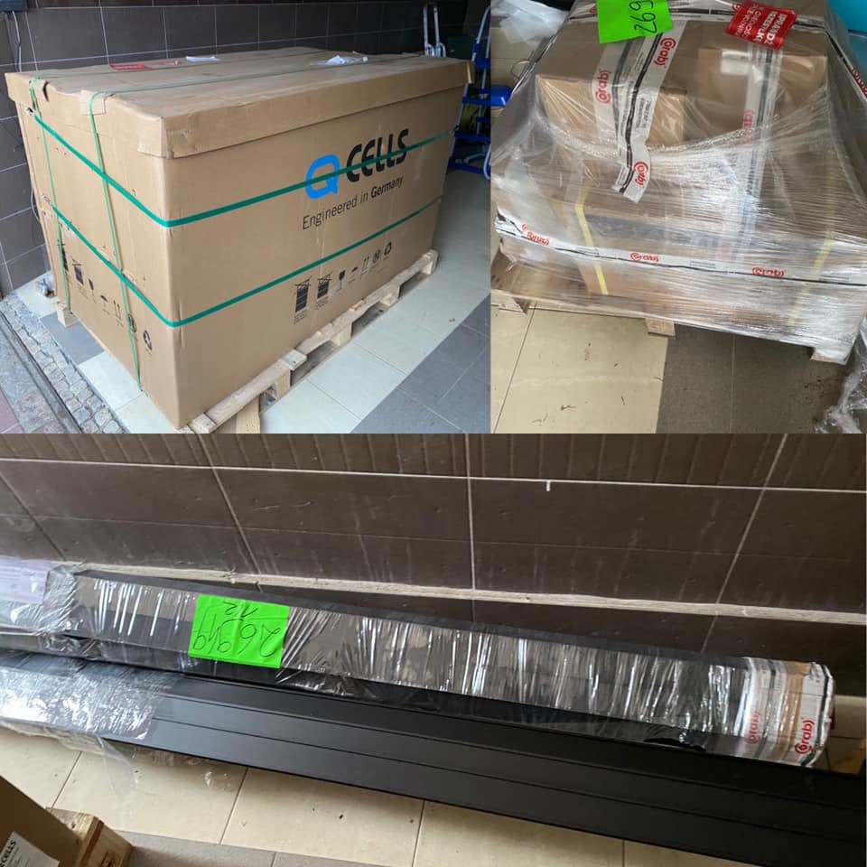 Paczki z panelami słonecznymi i akcesoriami montażowymi na paletach, gotowe do instalacji, widoczne logo 'CELLS Engineered in Germany'.