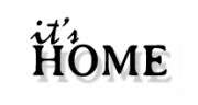 Czarno-białe logo z napisem 'it's HOME' z wyraźnym cieniem na białym tle.