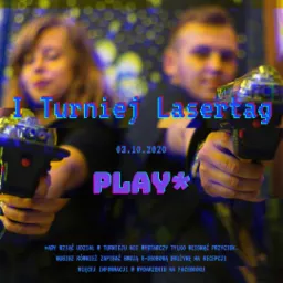 Plakat promujący turniej laser tag z dwiema osobami trzymającymi pistolety laserowe, datą 03.10.2020 i napisem 'PLAY*', z informacją o zapisach drużyn na recepcji i odnośnikiem do Facebooka.