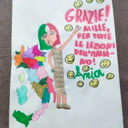 Ręcznie rysowany obrazek z mapą Włoch w pastelowych kolorach, postacią w sukience z budynkami i napisem 'Grazie! Mille, per tutte le lezioni dell'Italia-no!' otoczonym uśmiechniętymi buźkami...
