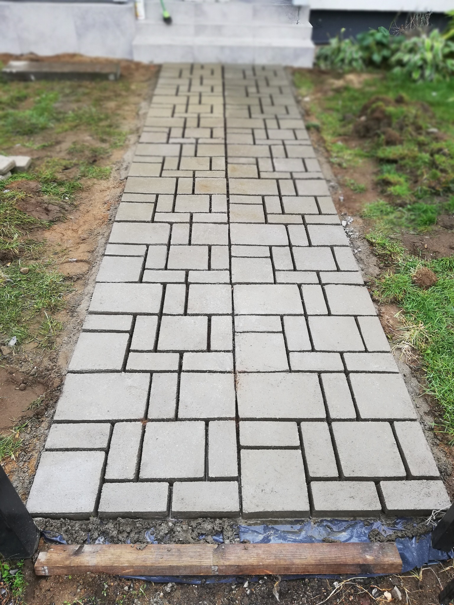 Chodnik wykonany z formy, własnego wykonania.