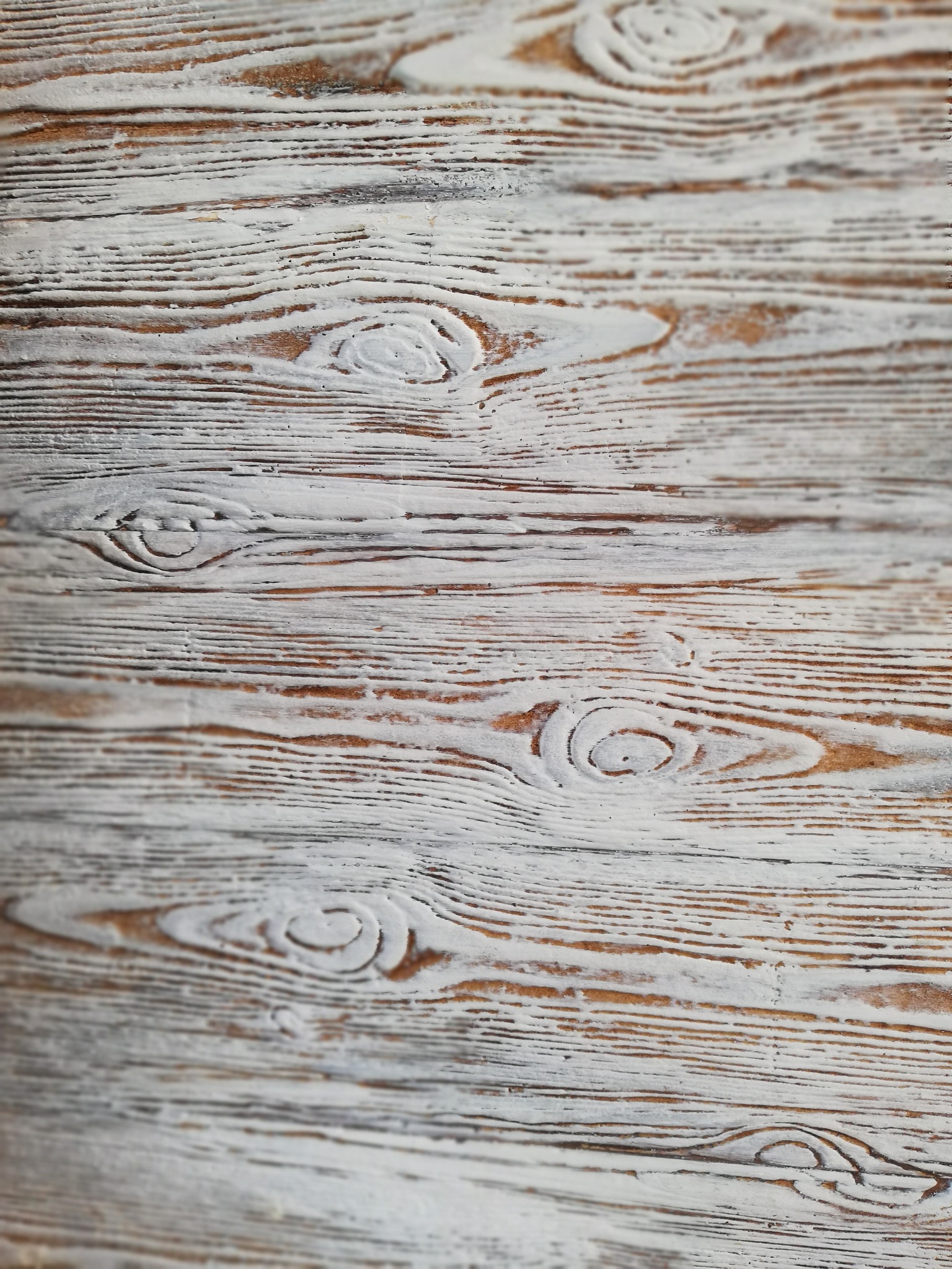 Biała, postarzana farba kryjąca drewnianą powierzchnię z wyraźnym usłojeniem.