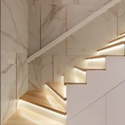 Nowoczesne schody z drewna z podświetleniem LED zamontowanym pod każdym stopniem, marmurowe ściany z akcentami w kolorze miedzi, minimalistyczne wykończenie.