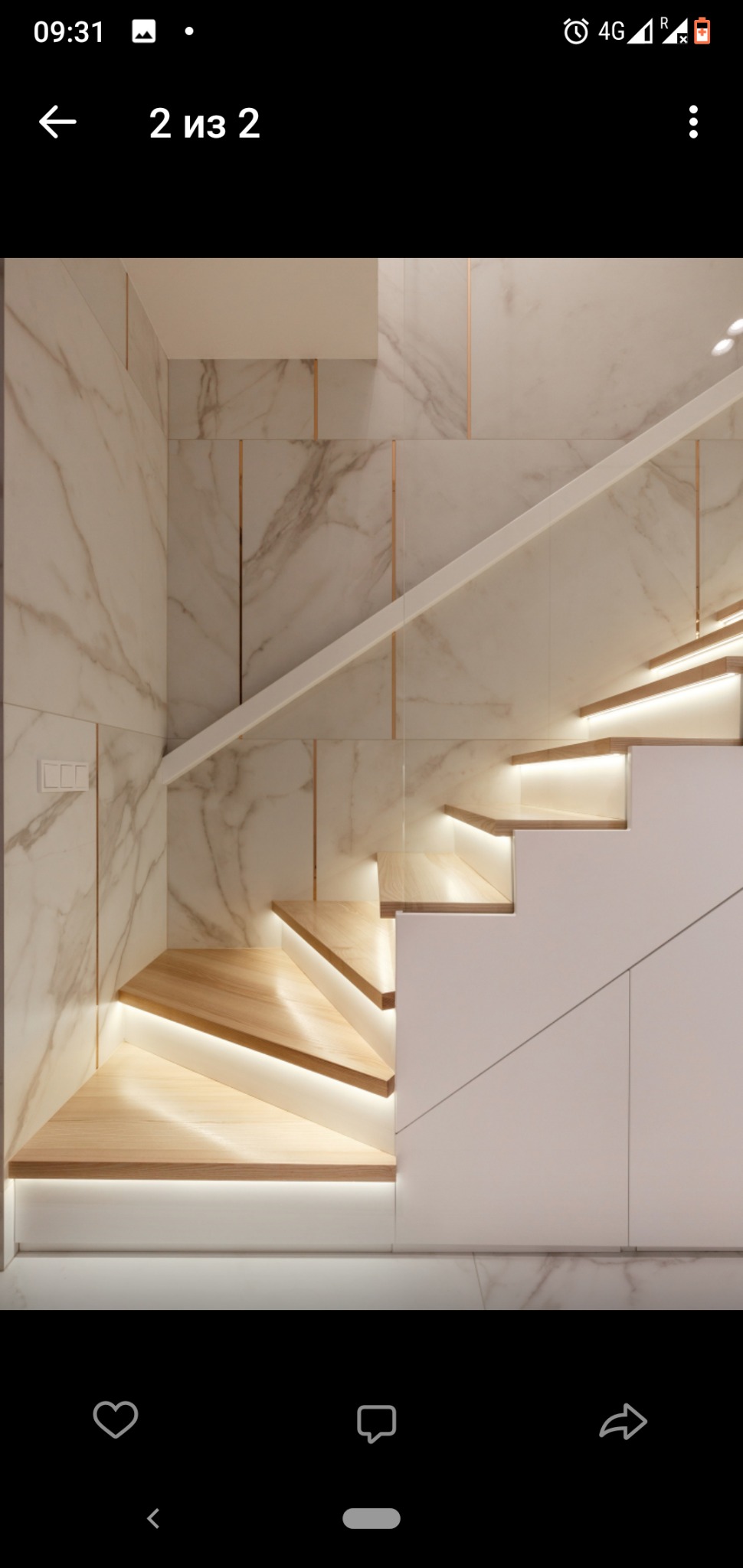 Nowoczesne schody z drewna z podświetleniem LED zamontowanym pod każdym stopniem, marmurowe ściany z akcentami w kolorze miedzi, minimalistyczne wykończenie.