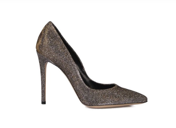 Pojedynczy szpilka z brokatowego materiału na białym tle, z wyraźnie widoczną teksturą i smukłą sylwetką.