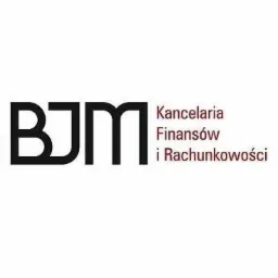 Logo Kancelarii Finansów i Rachunkowości BJM, czarne, minimalistyczne litery BJM z dopiskiem 'Kancelaria Finansów i Rachunkowości' po prawej stronie.
