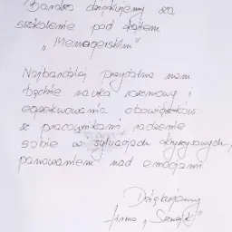 Skan odręcznie napisanego podziękowania za szkolenie menedżerskie, podkreślającego przydatność nauki rozmowy i egzekwowania obowiązków z pracownikami, szczególnie w sytuacjach kryzysowych, datowane...