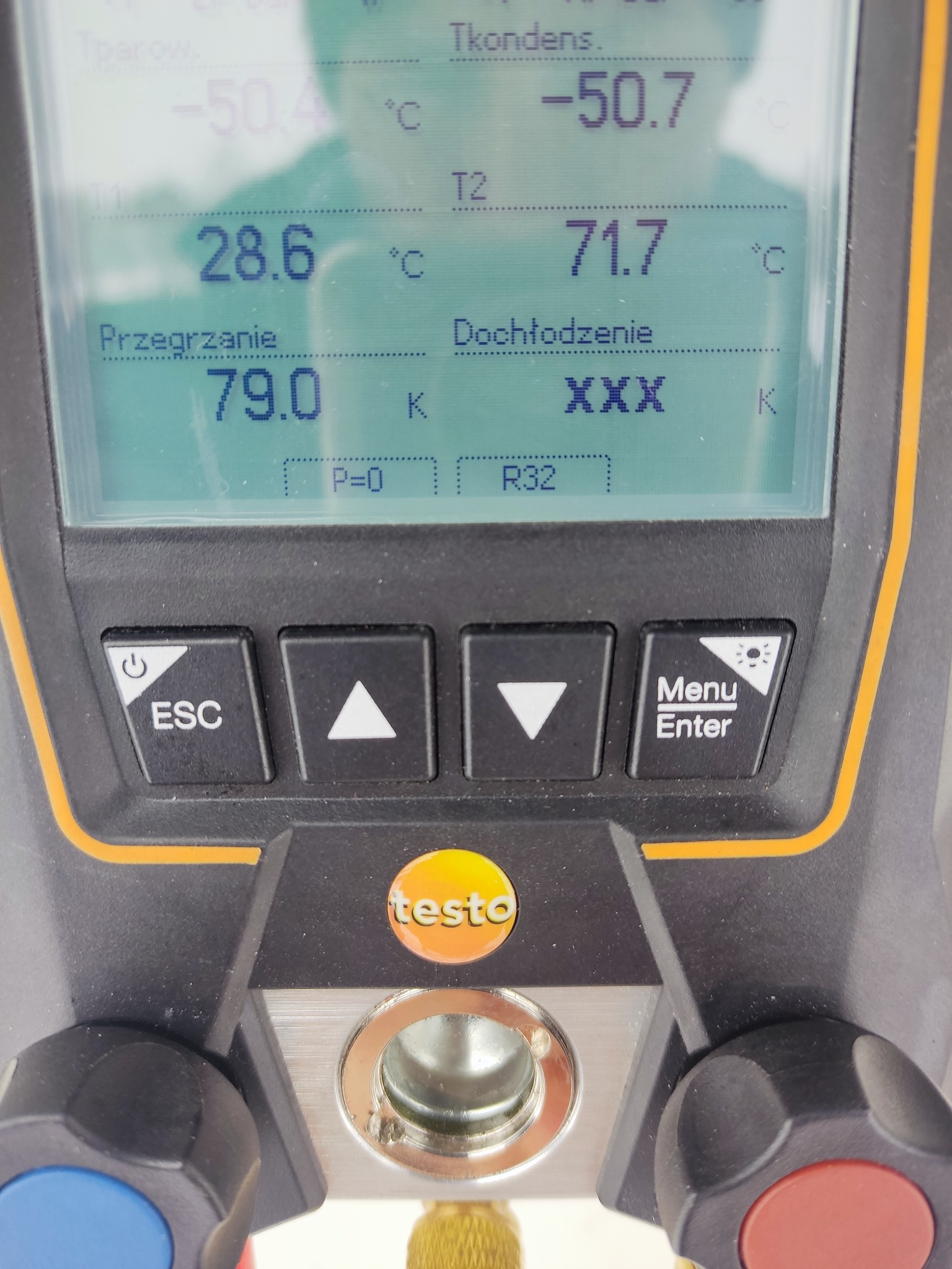 Cyfrowy manometr Testo z wyświetlanymi wartościami przegrzania i dochłodzenia, widoczne przyłącza z zaworami.