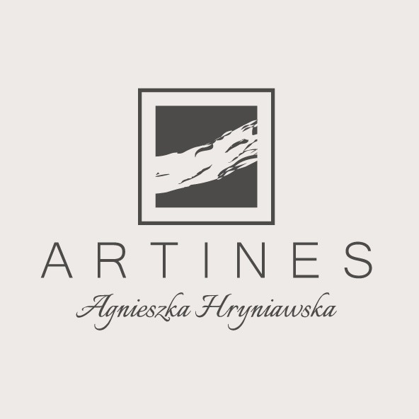 Logo firmy Artines Agnieszka Hryniawska z abstrakcyjnym motywem pędzla w kwadratowej ramce.