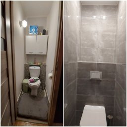 Stanbud - Dwie różne perspektywy tej samej, małej łazienki po remoncie: po lewej stronie widok na toaletę z szafką nad nią i koszem na śmieci, po prawej zbliżenie na wykończoną w szarych płytkach ścianę...