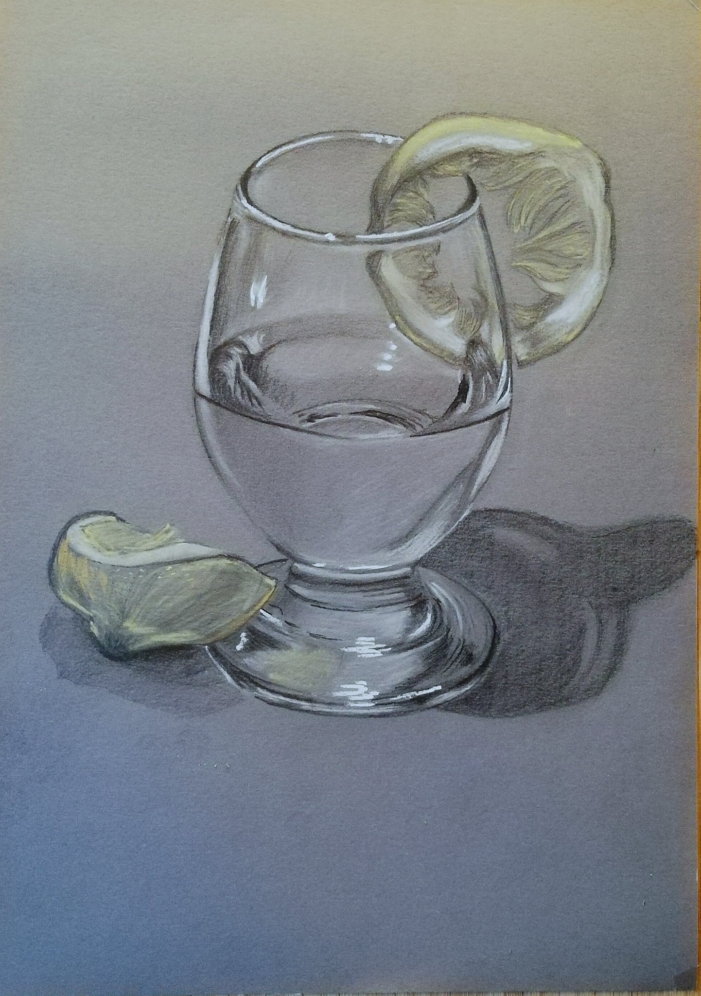 Martwa natura. Suche pastele i ołówek na szarej kartce.