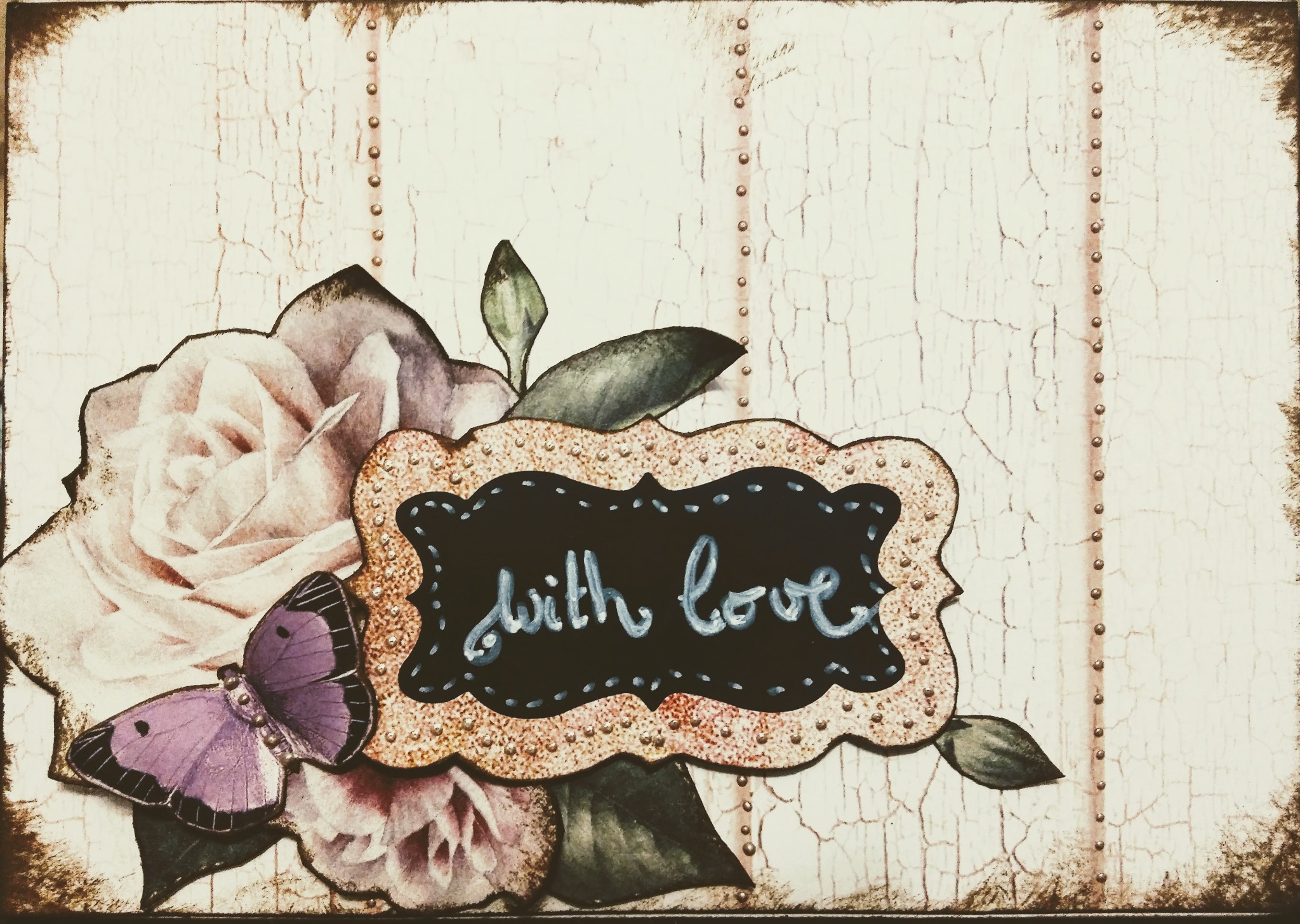 Ręcznie robiona kartka imieninowa w stylu scrapbookingu z różą, motylem i napisem 'with love' na tle imitującym starą, popękaną farbę.
