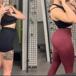 Por&oacute;wnanie sylwetki kobiety przed i po treningu, widoczne zmiany w kształcie pośladk&oacute;w i ud, z tatuażem węża na udzie w pierwszej części zdjęcia.