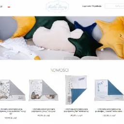 Zdjęcie prezentuje baner strony internetowej sklepu z artykułami dla dzieci, widoczne poduszki w kształcie gwiazd, chmury i gęsi oraz fotomaty personalizowane.