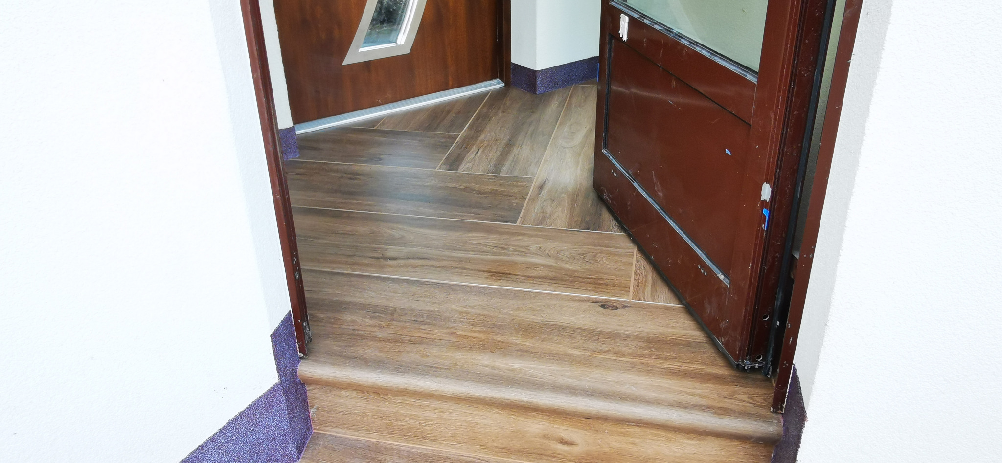 Zrobienie na nowo schodów ze stopnic drewnopodobnych