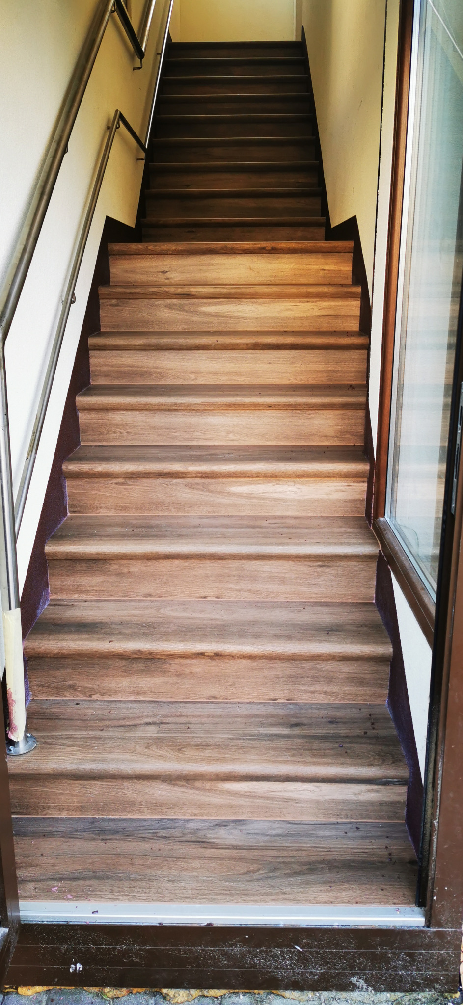 Kolejne schody wykonane z całych stopnic drewnopodobnych plus fuga epoksydowa