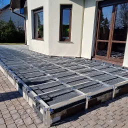 Kratownica aluminiowa na zaizolowany, tarasie papą termozgrzewalną.