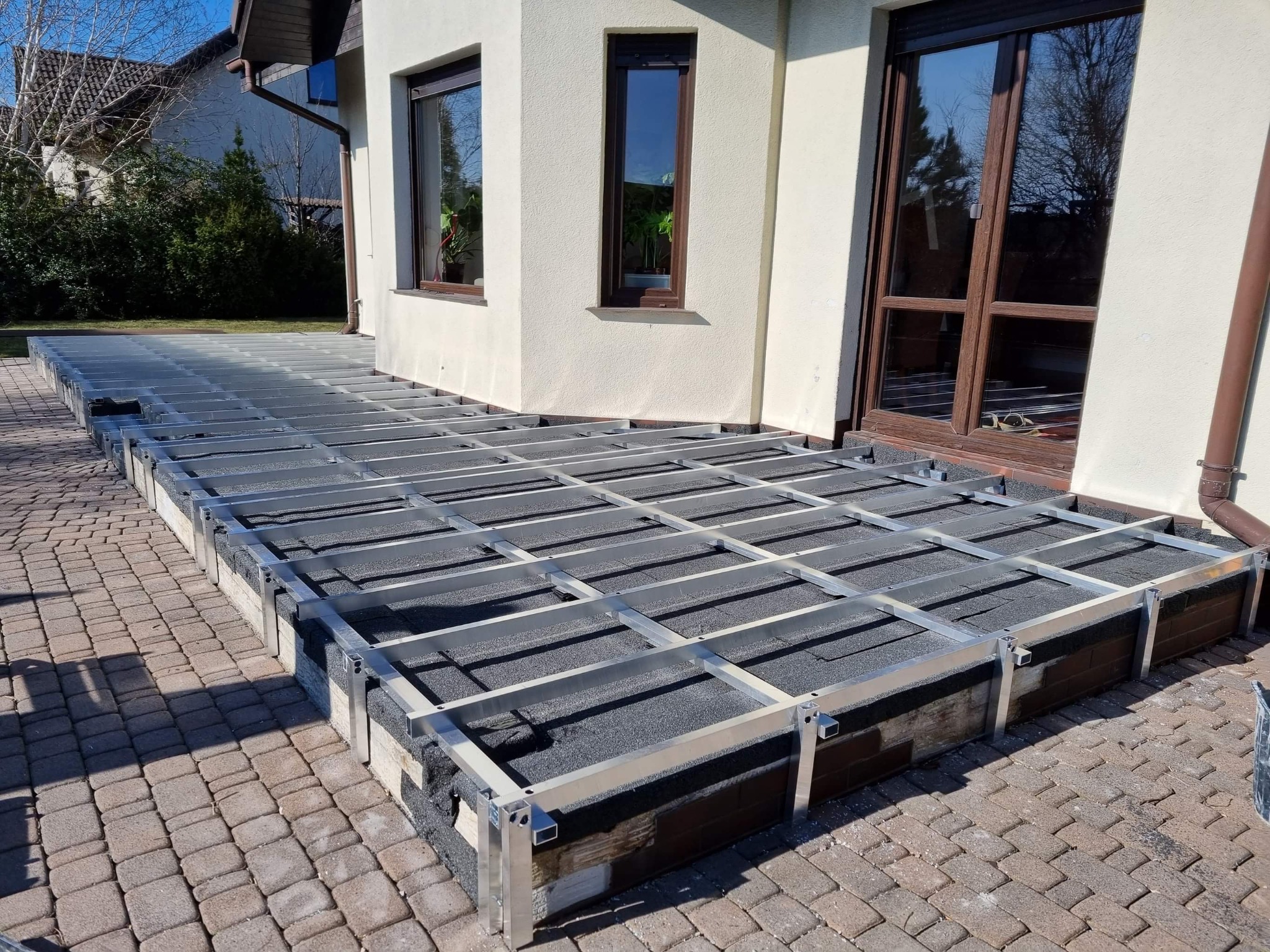 Kratownica aluminiowa na zaizolowany, tarasie papą termozgrzewalną.