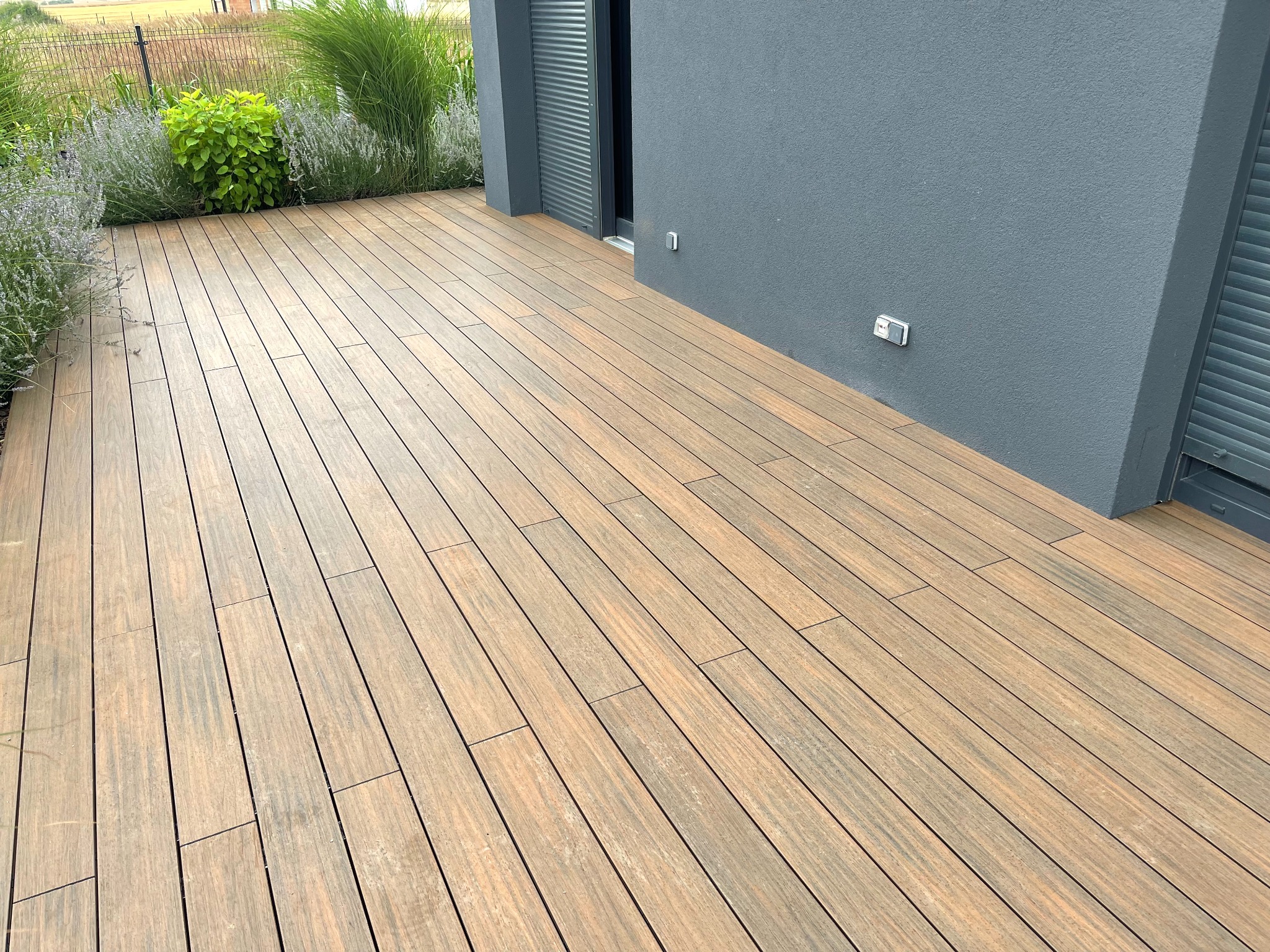 Taras z deski kompozytowej Lenta Dąb Rustykalny.