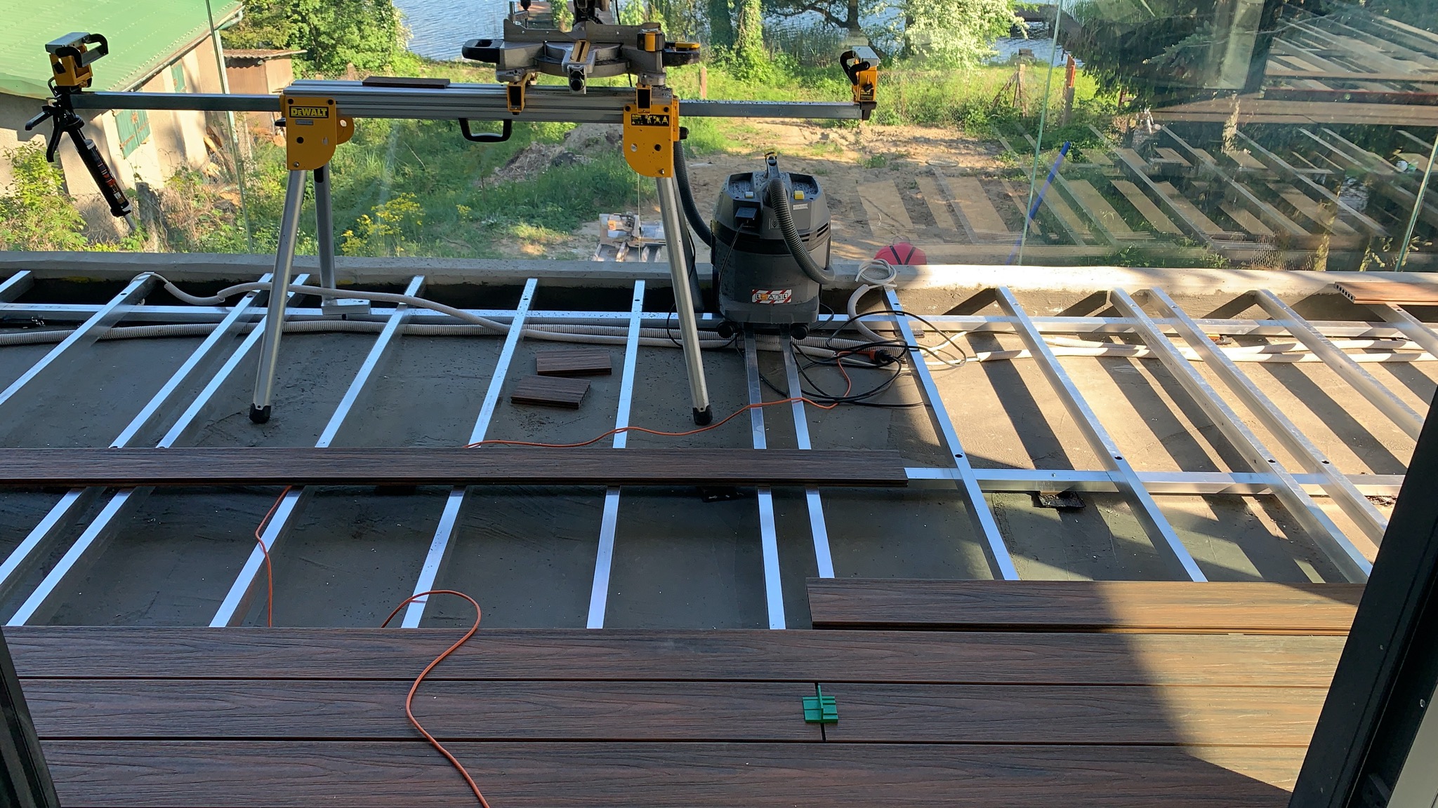 Precyzyjny montaż desek kompozytowych Lenta